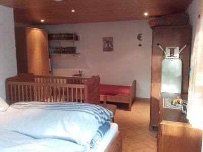 Schlafzimmer für 2 Erwachsene, 1 Kind, 1 Baby