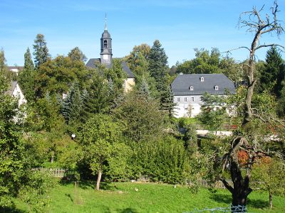 Kirche Kleinolbersdorf gegenüber Bauernhof in Chemnitz