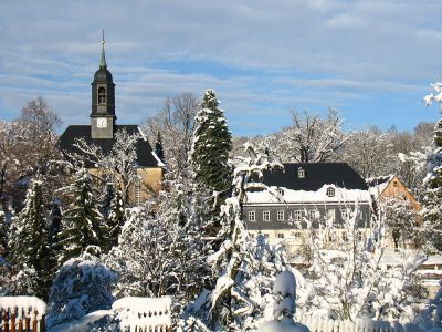 Kirche Kleinolbersdorf gegenüber Fewo im Erzgebirge
